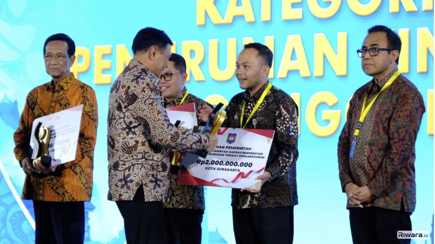 Wali Kota Solo REspati Ardi menerima penghargaan dari pemerintah pusat untuk Program Rumah Siap Kerja